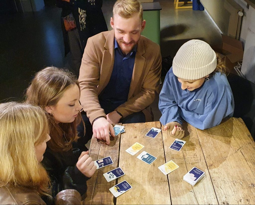 Elever i skolan spelar pedagogiska spel kortspel klimatkoll