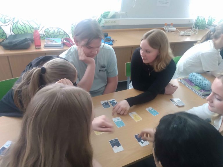 klimatundervisning med elever i skola och kortspelet klimatkoll