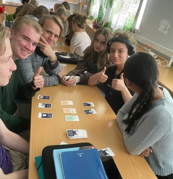 Elever spelar Klimatkoll under spelbaserad lektion - klimatundervisning i praktiken med Klimatkoll