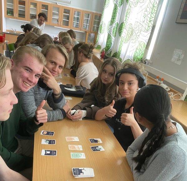 Elever spelar Klimatkoll under spelbaserad lektion - klimatundervisning i praktiken med Klimatkoll