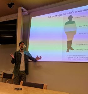 Erik Sterner från Klimatkoll håller i en klimatutbildning för studenter och lärare