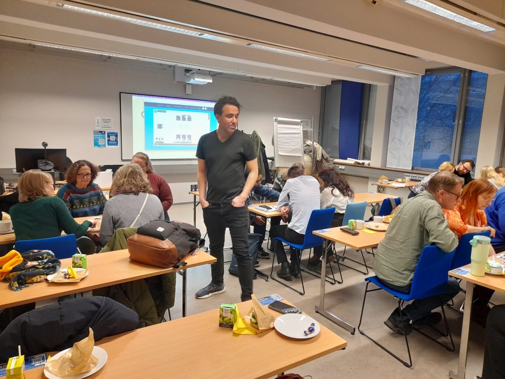 Kalle Sterner Isaksson leder en workshop som arrangerades av ENO och Maire Turunen i samband med lansering av den finska versionen av Klimatkoll (Ilmastotietäjä) vid Sci Fest-mässan i Joensuu, där elever och lärare fick prova spelet.