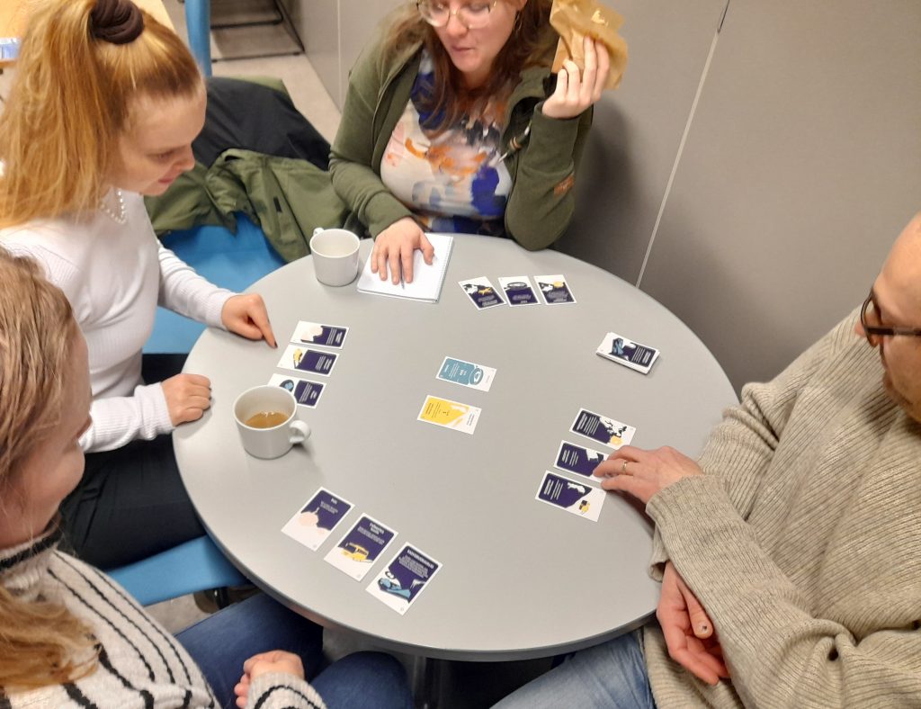 Deltagare spelar Klimatkoll under en workshop, där spelet används som verktyg för att diskutera klimatfrågor i grupp.