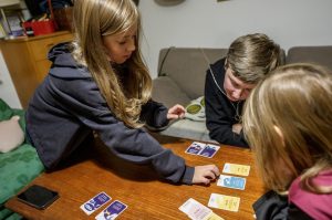 familj spelar klimatkoll