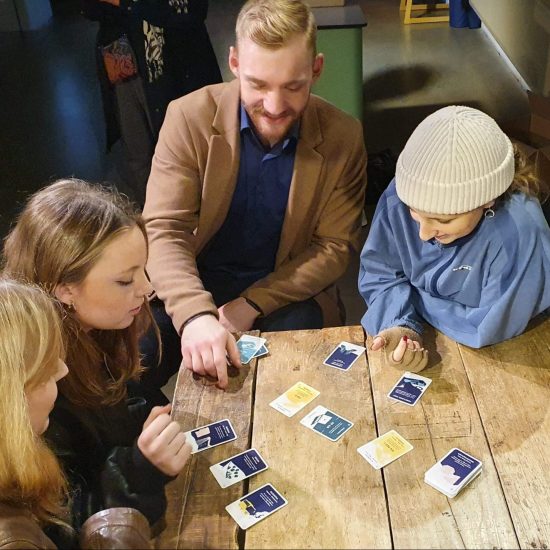 Elever i skolan spelar pedagogiska spel kortspel klimatkoll