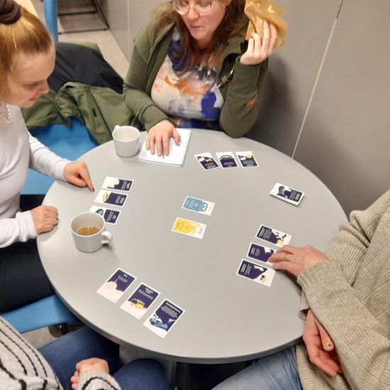 Deltagare spelar Klimatkoll under en workshop, där spelet används som verktyg för att diskutera klimatfrågor i grupp.