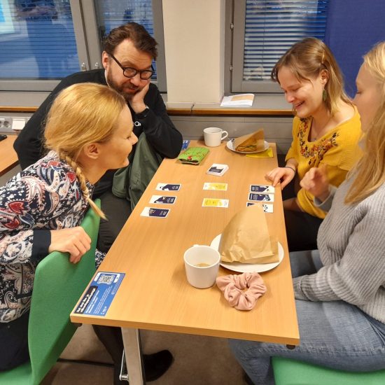 Elever och lärare provar den finska versionen av Klimatkoll (Ilmastotietäjä) vid vår monter under Sci Fest-mässan i Joensuu, maj 2025.