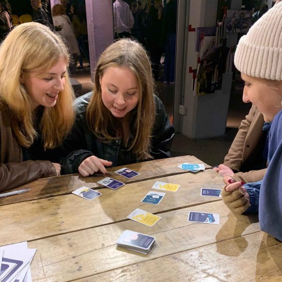 Elever spelar Klimatkoll ett pedagogiskt spel