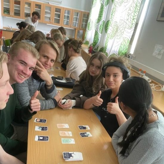 Elever spelar Klimatkoll under spelbaserad lektion - klimatundervisning i praktiken med Klimatkoll